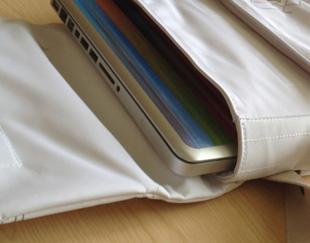 S MacBookem Pro 13“ si už brašna neporadí.