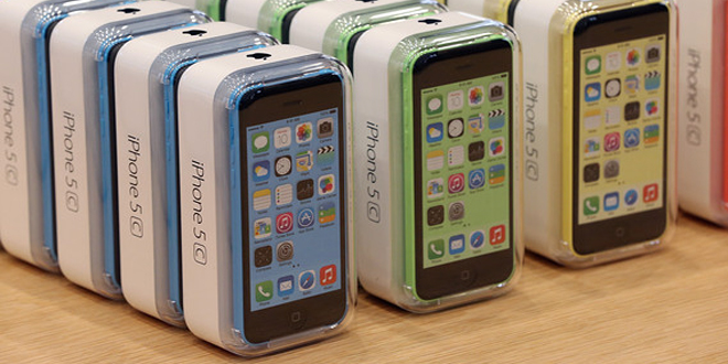 Apple zítra údajně spustí prodej 8GB iPhonu 5c