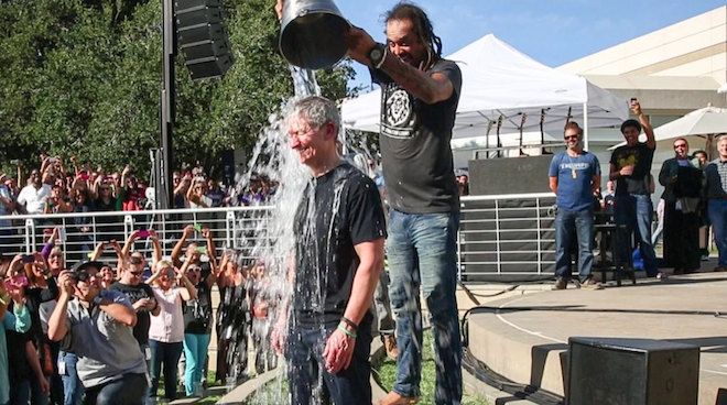 Tim Cook a Phil Schiller se nechali polít ledovou vodou, upozornili tak na nebezpečnou nemoc