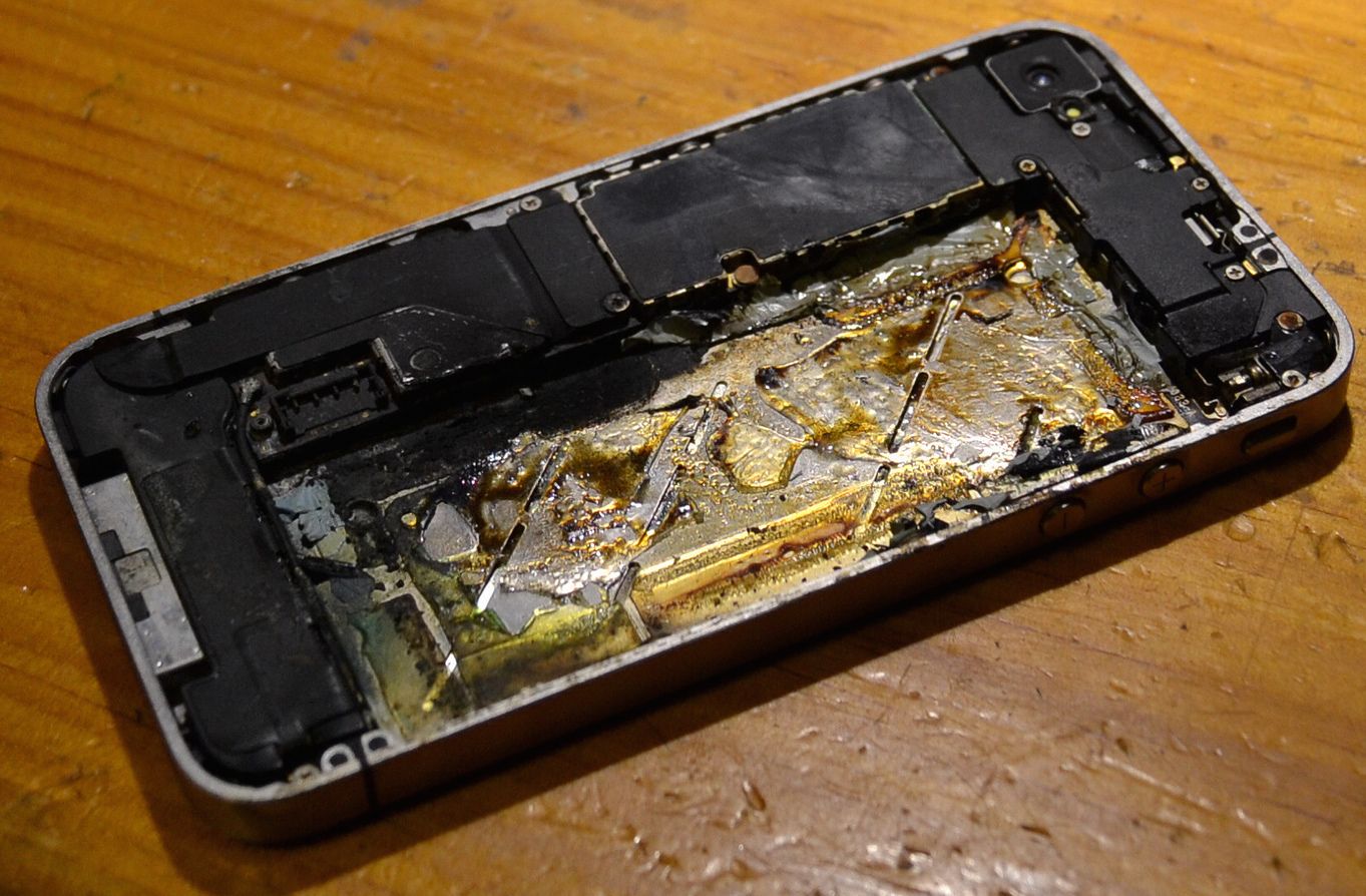 Hořící iPhone 5 přinutil nouzově evakuovat letadlo