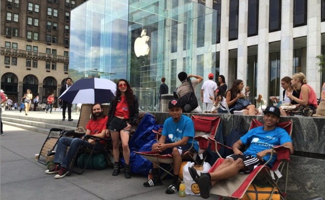 Na iPhone 6 už v New Yorku čekají první zájemci