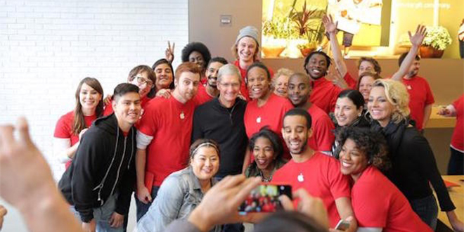 Tim Cook podpořil svou návštěvou zaměstnance ve Georgetownském Apple Store