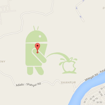 Android robot močí na Apple logo v Google mapách