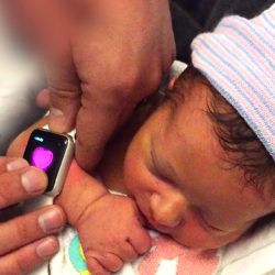 Apple Watch posloužily jako nástroj pro měření tepu novorozeněte
