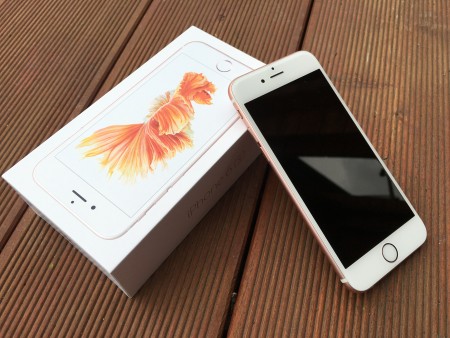 Růžově zlatý iPhone 6s s krabičkou