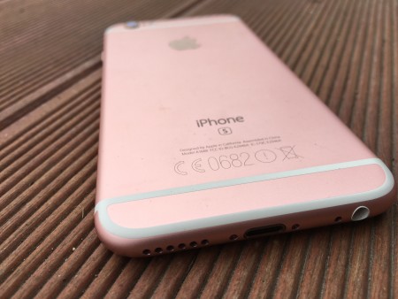 Růžově zlatý iPhone 6s