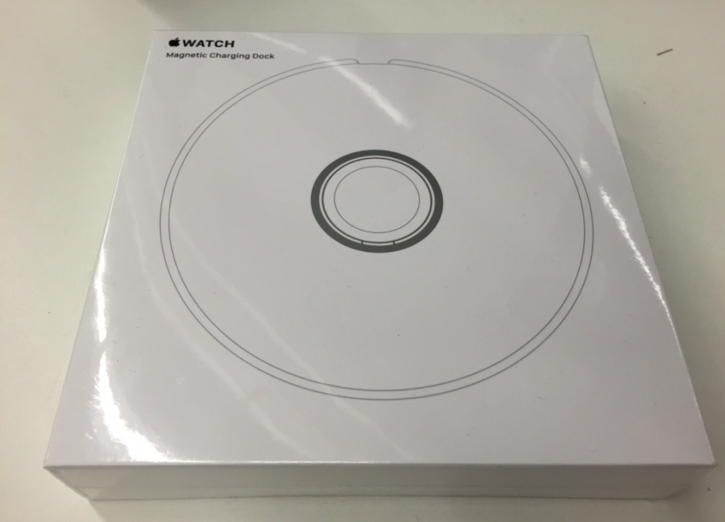 Apple právě začal prodávat dokovací stanici pro Apple Watch