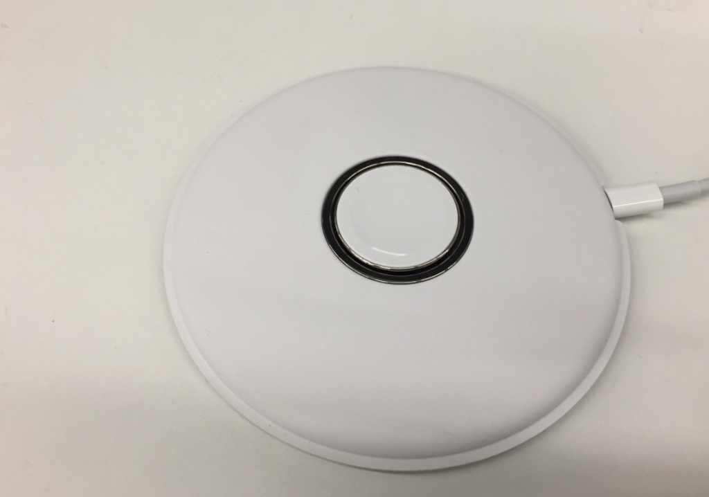Apple právě začal prodávat dokovací stanici pro Apple Watch