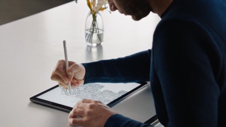 Jony Ive věří, že Apple Pencil pomůže zapomenout na techniku