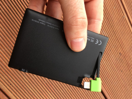 Rubová strana záložní baterie