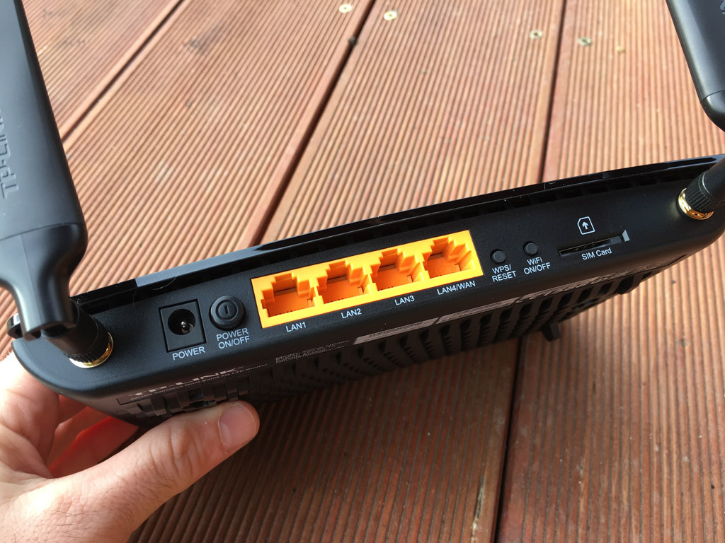 Zadní strana LTE Routeru MR200