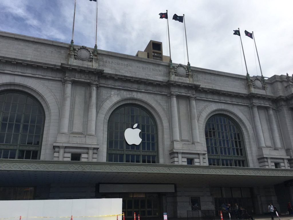 Apple zdobí Moscone Centre