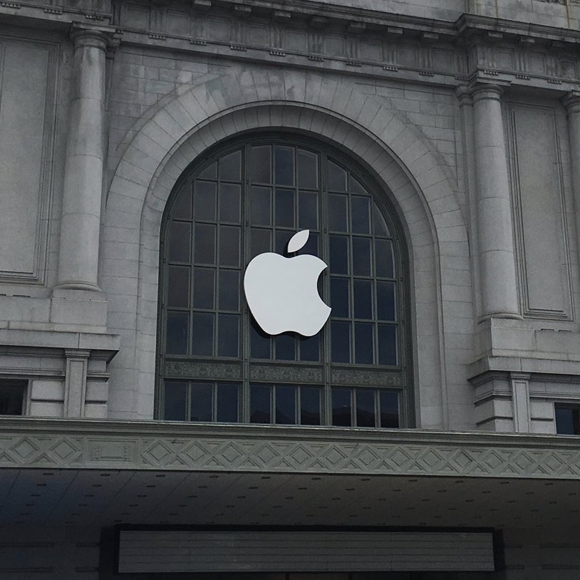 Apple zdobí Moscone Centre