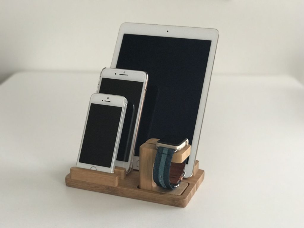 Dřevěný stojánek na Apple Watch