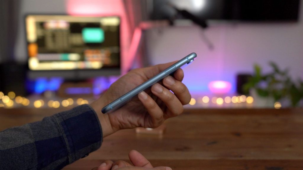 iPhone XR klouže