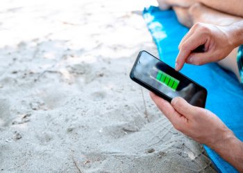 4 zásady, jak chránit mobil na dovolené. Bateriím škodí horko, vlhko i nadmořská výška