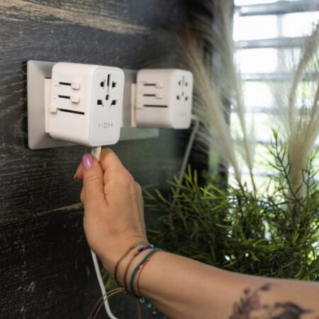 Světový nabíjecí adaptér FIXED Voyager