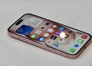 Uživatelé iPhonu 15 si stěžují na praskající zvuk