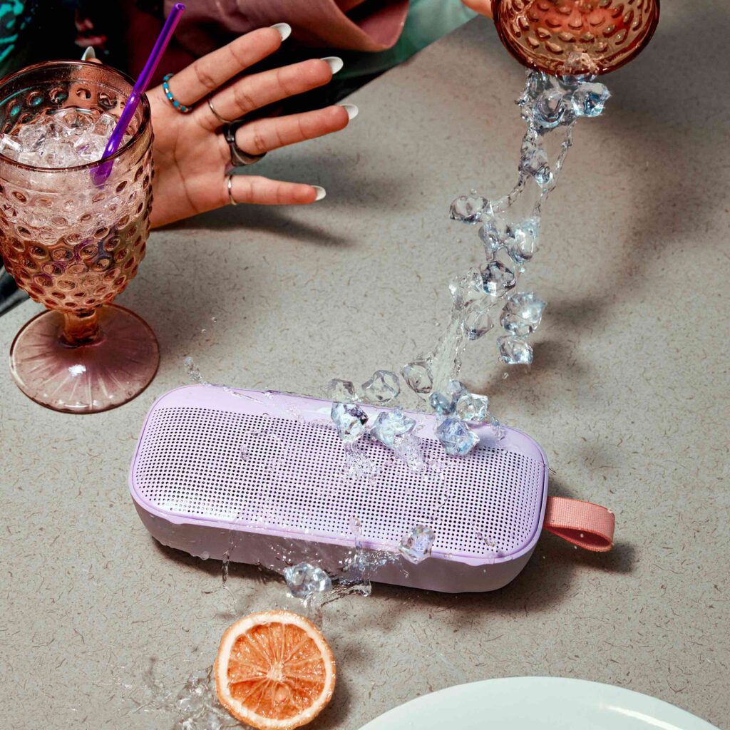 Bose_SoundLink_Flex_ChilledLilac_Diner_2_02728_2400x2400