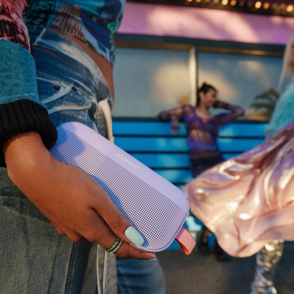 Bose_SoundLink_Flex_ChilledLilac_Diner_Exterior_2_02003_2400x2400