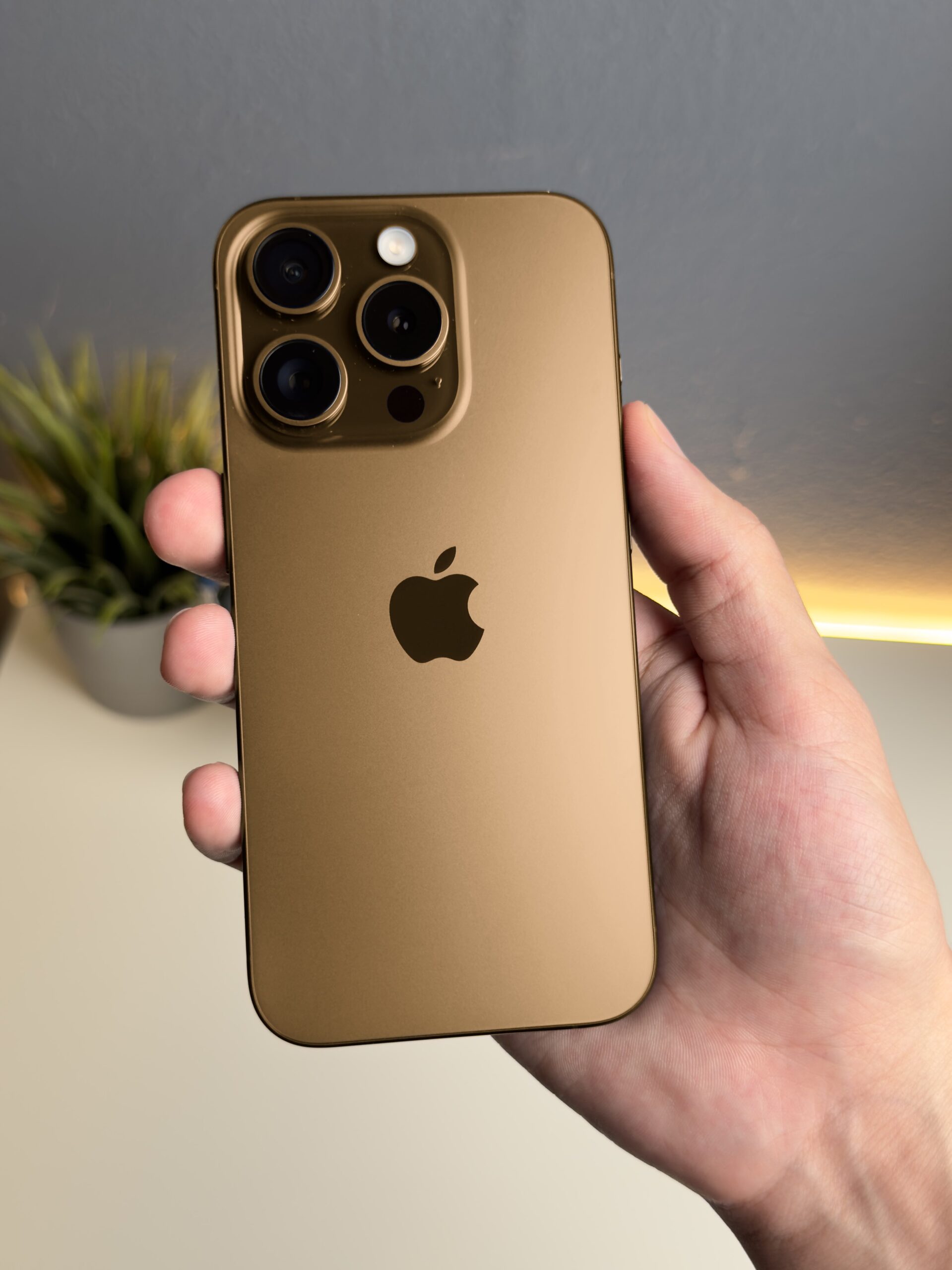 iPhone 16 Pro pouštní titan