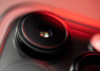 iPhone 16 odlesky objektivu