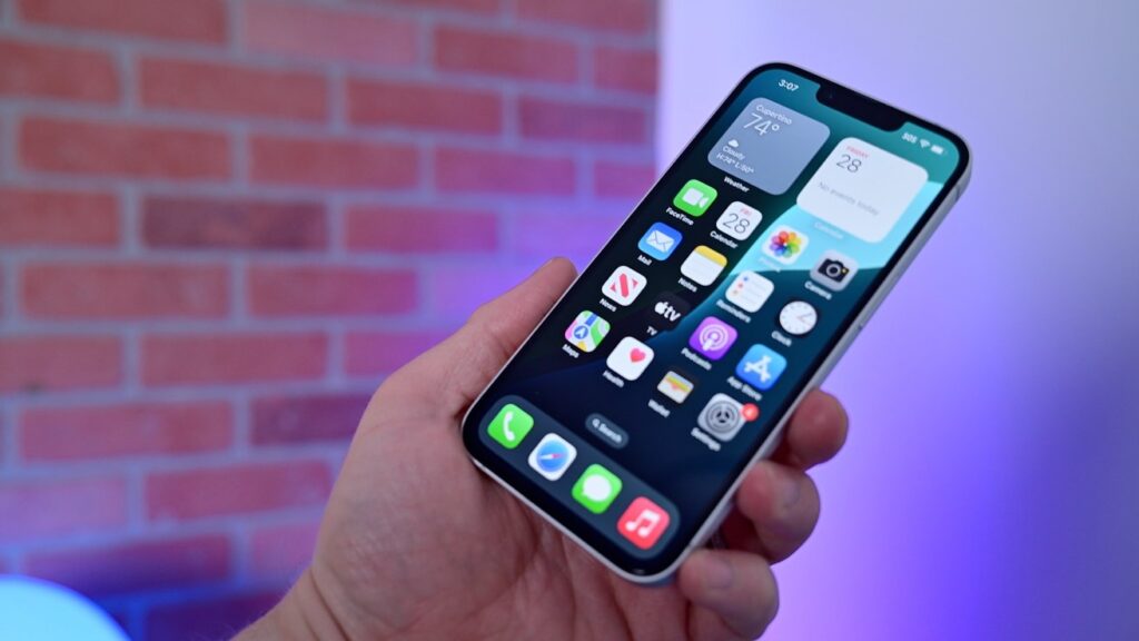 63739-132640-iPhone-16e-Screen-in-hand-xl
