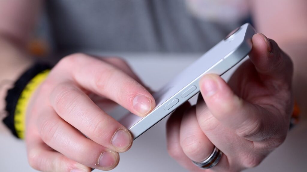 63739-132641-Pressing-Action-Button-on-iPhone-16e-xl