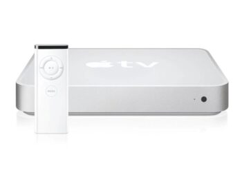 Apple TV box a ovladač na stole