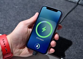 Apple nabíjení mate spoustu lidí. Silnější adaptér často nic nezrychlí!