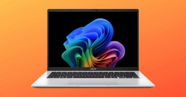 MacBook vedle loga Windows 11