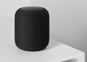 HomePod od Applu na stole