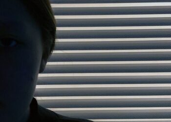 Mladistvý uživatel se dívá na sociální sítě v telefonu