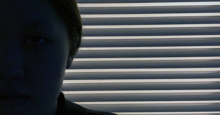 Mladistvý uživatel se dívá na sociální sítě v telefonu