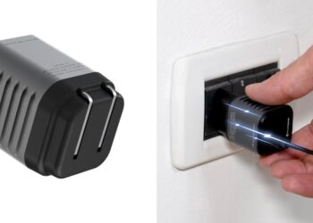 Malá nabíječka Rolling Square Supertiny vedle MacBooku Pro