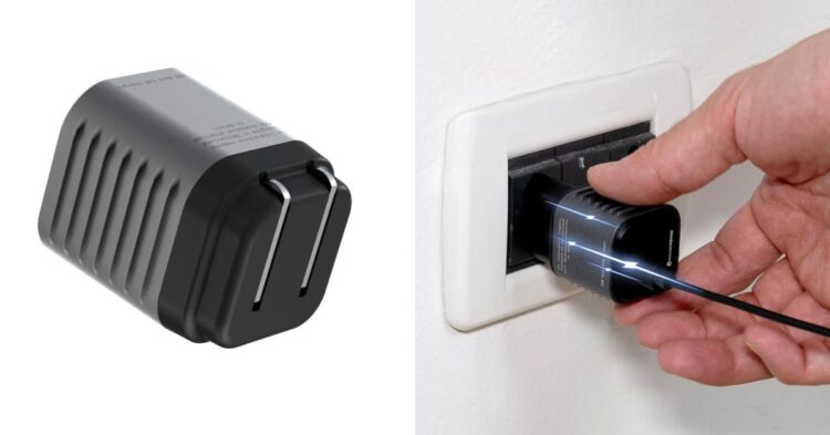 Malá nabíječka Rolling Square Supertiny vedle MacBooku Pro