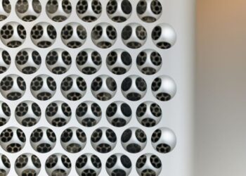 Mac Pro vedle Macu Studio na stole