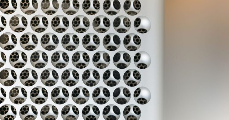 Mac Pro vedle Macu Studio na stole