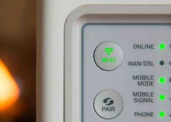 Wi‑Fi router na stole v domácnosti