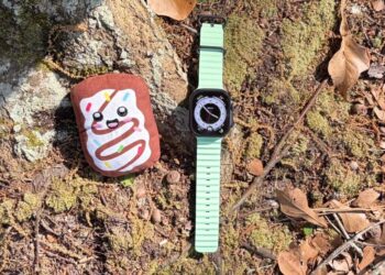 Apple Watch vedle aplikace Journal a denního záznamu