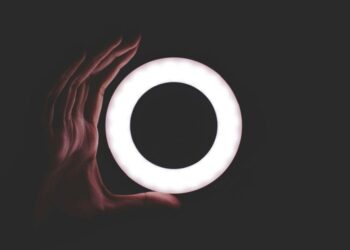 iPhone natáčí video v tmavém klubu