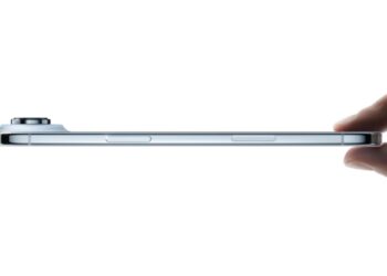 iPhone Air na stole vedle dalších modelů iPhonu