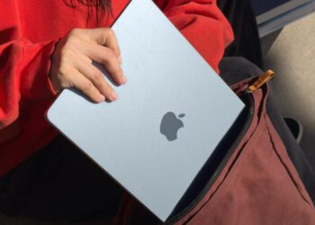 MacBook Air s OLED displejem