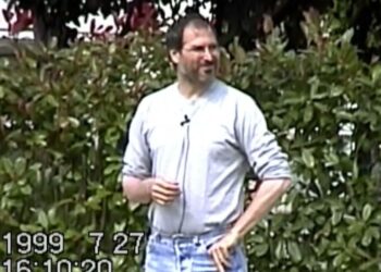 Steve Jobs mluví na interním setkání Applu v roce 1999