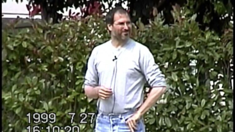 Steve Jobs mluví na interním setkání Applu v roce 1999