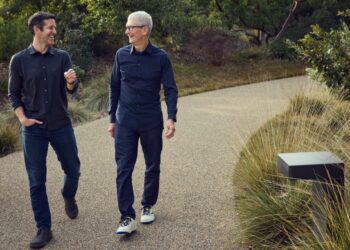 Tim Cook a John Ternus v Apple Parku při oznámení změny vedení