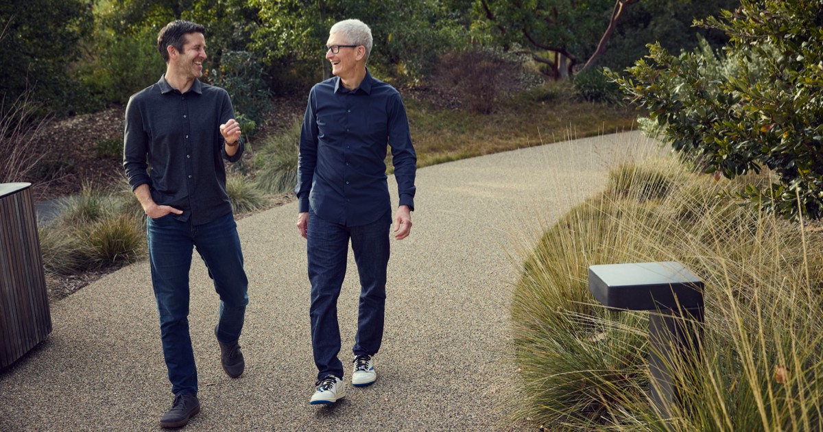 Tim Cook a John Ternus v Apple Parku při oznámení změny vedení