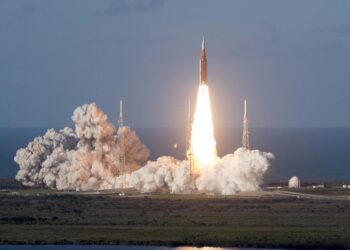 Raketa SLS s lodí Orion míří na misi Artemis II k Měsíci