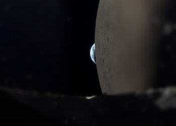 iPhone 17 Pro Max natočil Earthset z vesmíru