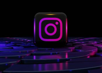 Logo Facebooku a Instagramu na displeji telefonu